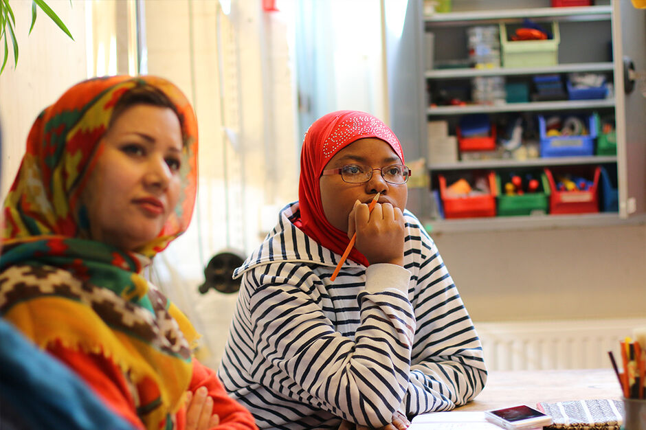 Aufmerksam hören die Teilnehmerinnen beim Craftistas-Workshop zu. (Bild: Romesh Phoenix)